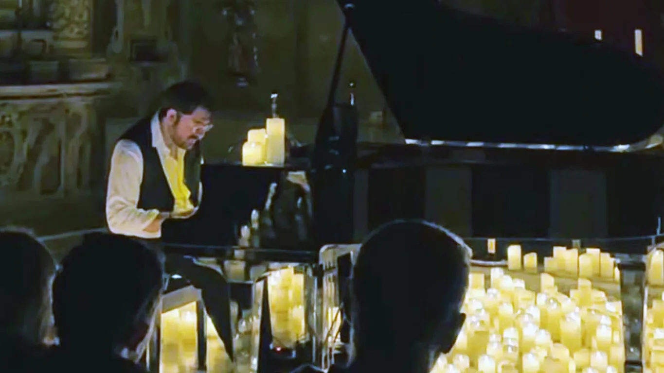 Candlelight a Salerno, il pianoforte di Luis Di Gennaro illumina i grandi cantautori italiani