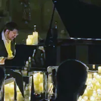 Candlelight a Salerno, il pianoforte di Luis Di Gennaro illumina i grandi cantautori italiani