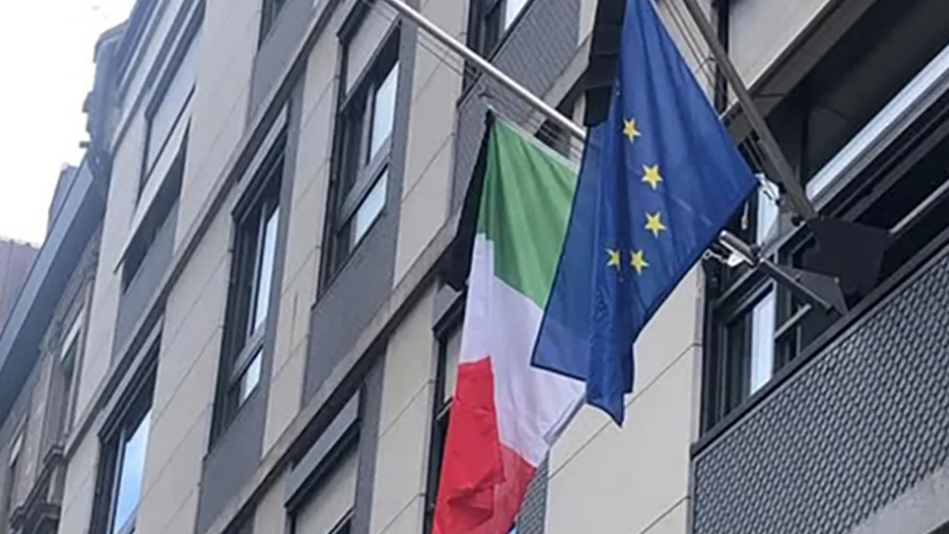 Castellammare di Stabia - Bandiere a mezz'asta per le vittime del Coronavirus