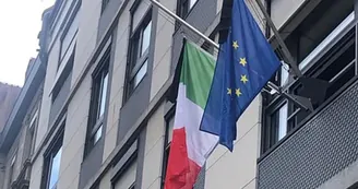 Castellammare di Stabia - Bandiere a mezz'asta per le vittime del Coronavirus