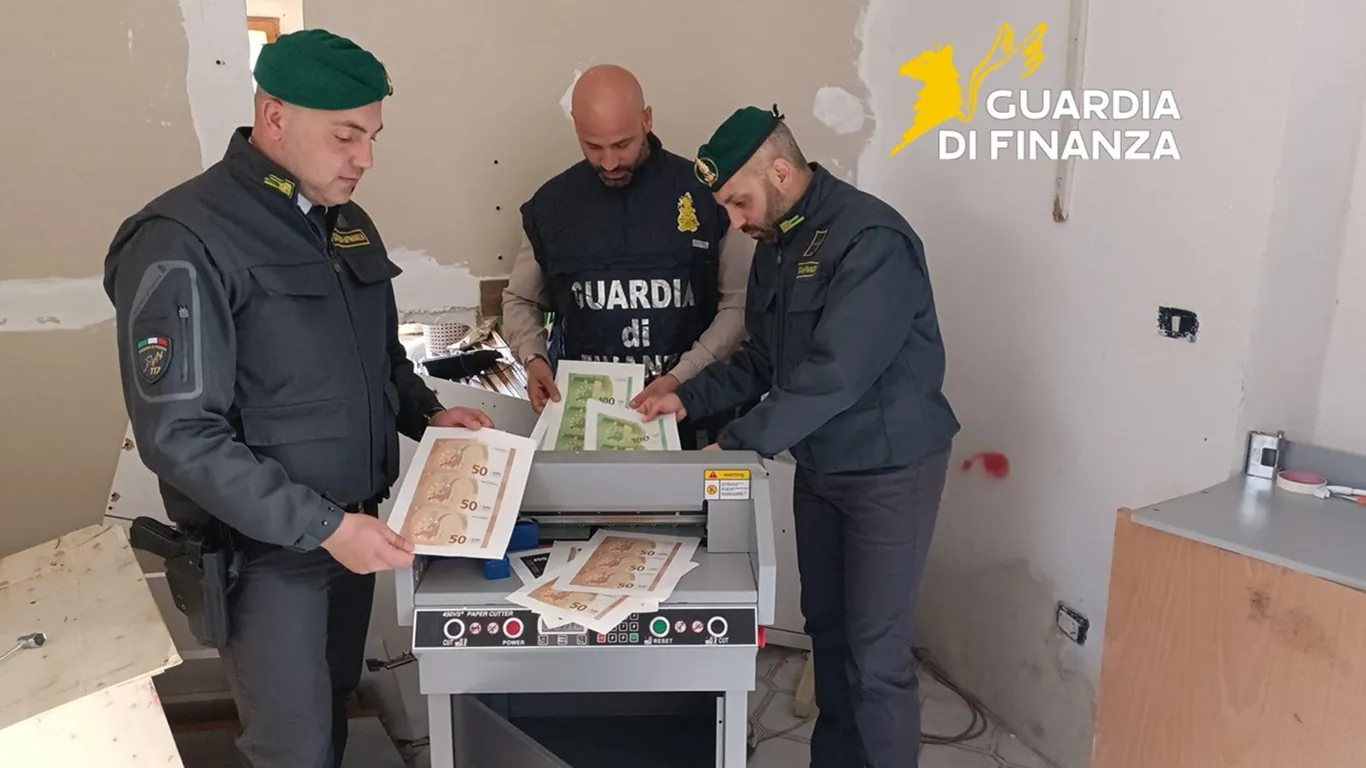 Scoperta stamperia clandestina a Torre Annunziata: sequestrati oltre 2,8 milioni di euro falsi