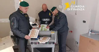 Scoperta stamperia clandestina a Torre Annunziata: sequestrati oltre 2,8 milioni di euro falsi
