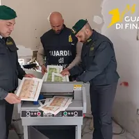 Scoperta stamperia clandestina a Torre Annunziata: sequestrati oltre 2,8 milioni di euro falsi