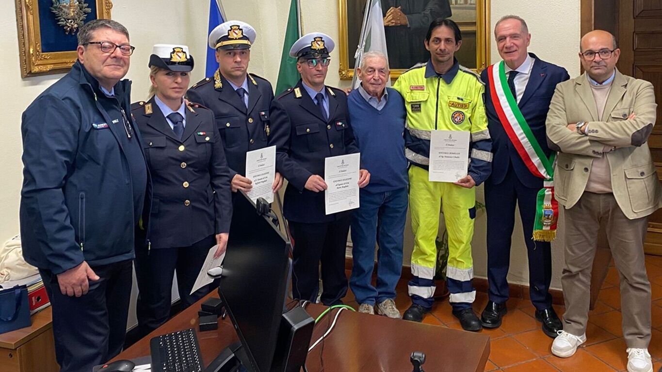 Torre del Greco, encomi ai vigili e volontario che salvarono un 75enne