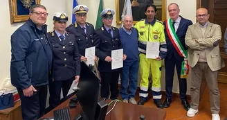 Torre del Greco, encomi ai vigili e volontario che salvarono un 75enne