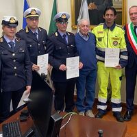 Torre del Greco, encomi ai vigili e volontario che salvarono un 75enne