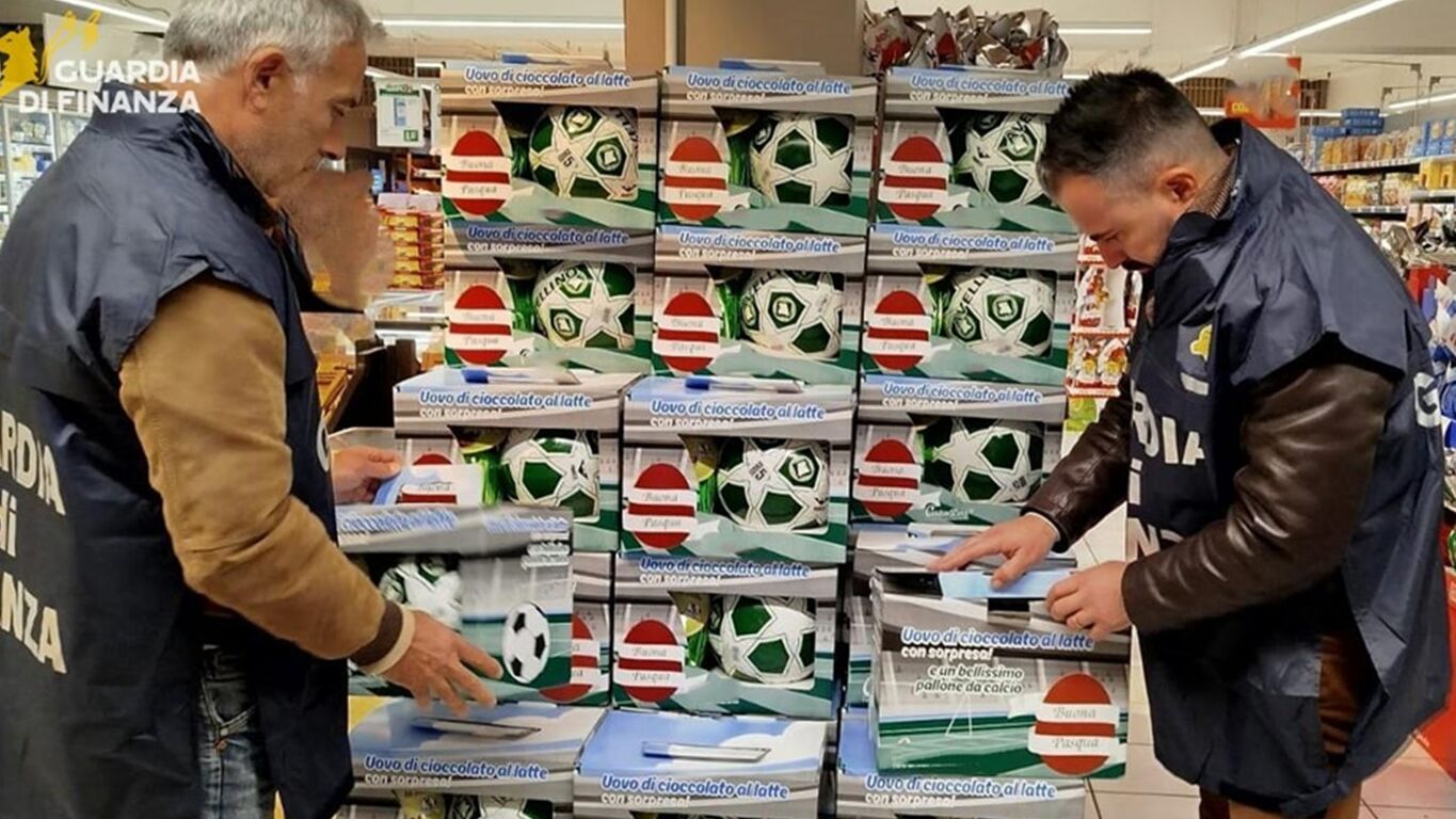 Sequestrate confezioni di uova di cioccolato con abbinato pallone di calcio