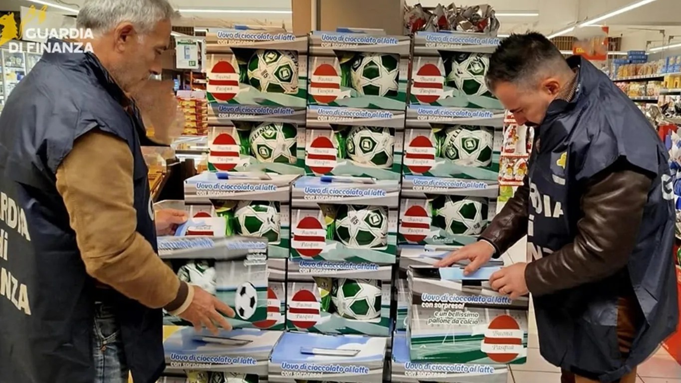 Sequestrate confezioni di uova di cioccolato con abbinato pallone di calcio