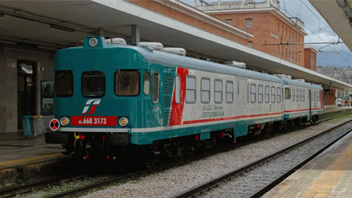 Lavori sulla linea Napoli–Salerno via Cava: stop ai treni per oltre un mese
