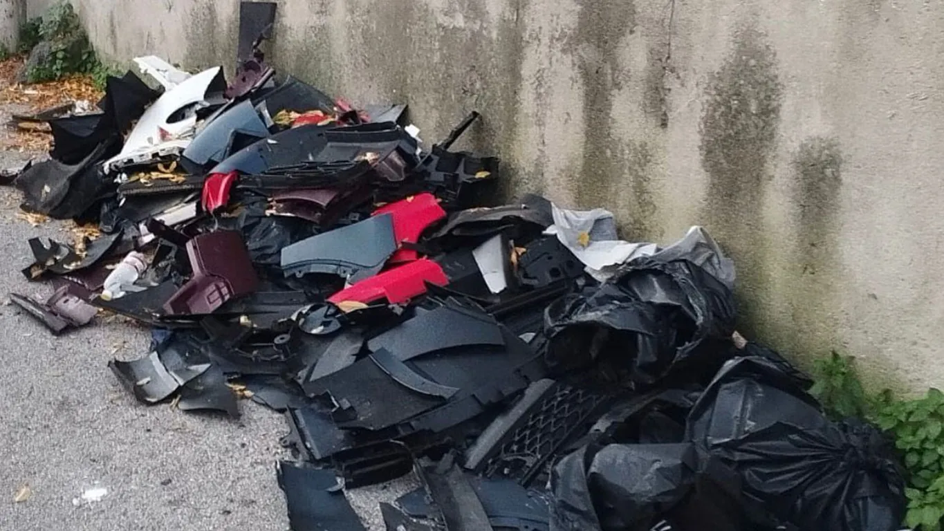 Castellammare, paraurti abbandonato in via Monaciello: sanzionata autocarrozzeria