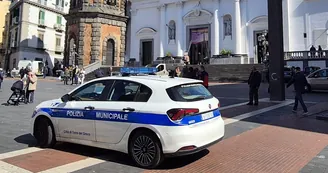 Da Torre Annunziata a Torre del Greco, trasportava latticini in auto senza autorizzazioni: denunciato