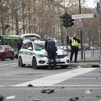 Moto passa con il rosso e si schianta contro un taxi a Milano: morti due giovani