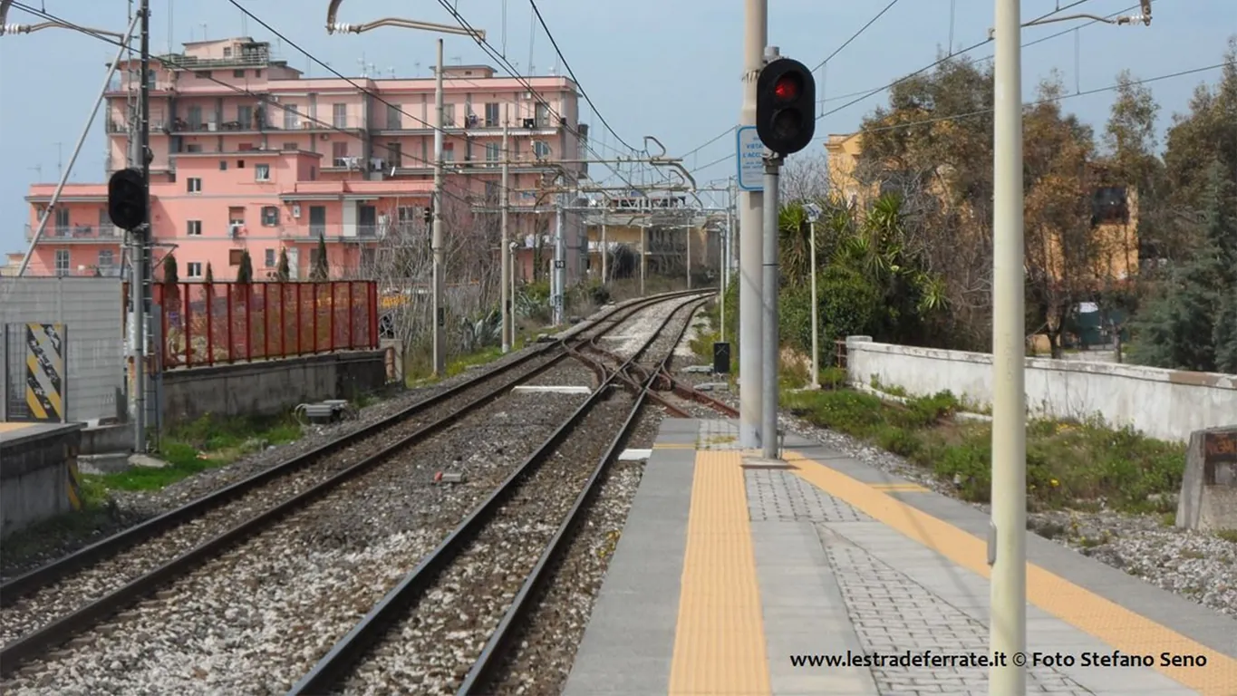 Pompei, spinge anziano sui binari per rubargli il denaro: arrestato marocchino