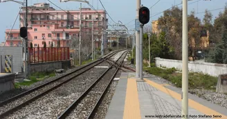 Pompei, spinge anziano sui binari per rubargli il denaro: arrestato marocchino