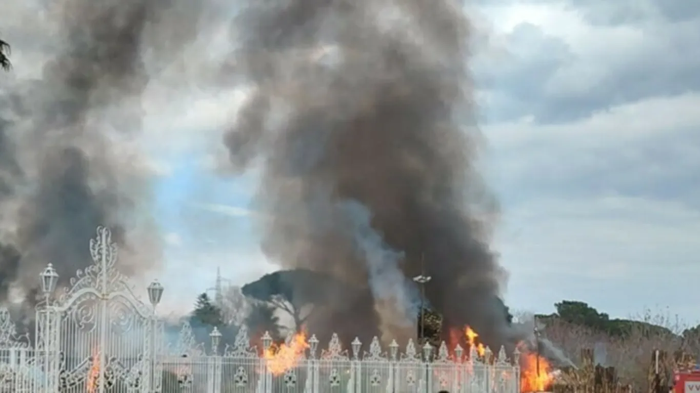 Trecase, incendio devasta l'ex ristorante Villa Antica Le Dune