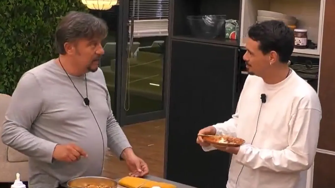 GF Vip, Dario Cassini (di nuovo) nella bufera: "Sei un ricc***ne!". I social insorgono e chiedono la squalifica