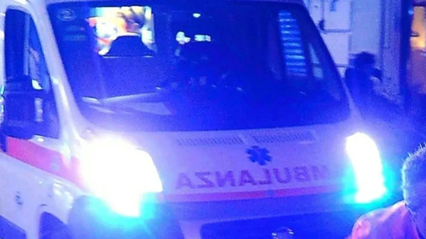 Torre del Greco, malore alla guida: si schianta contro un edificio, morto 70enne