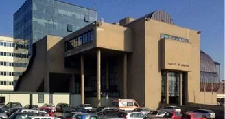 Incendio doloso a Vico Equense, arrestati due uomini: distrutte auto e danni a un hotel