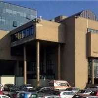 Incendio doloso a Vico Equense, arrestati due uomini: distrutte auto e danni a un hotel