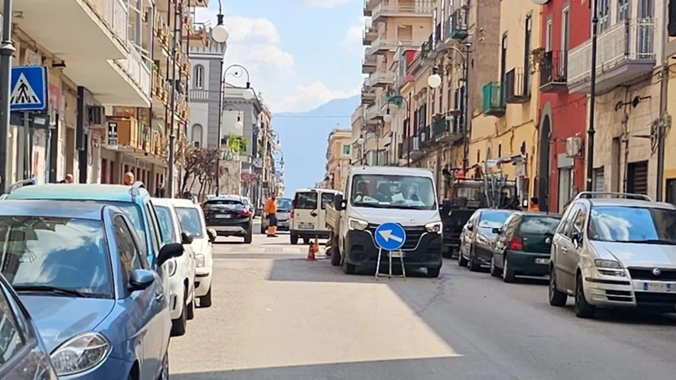 Scavi e rattoppi delle utenze: strade nel caos a Torre Annunziata