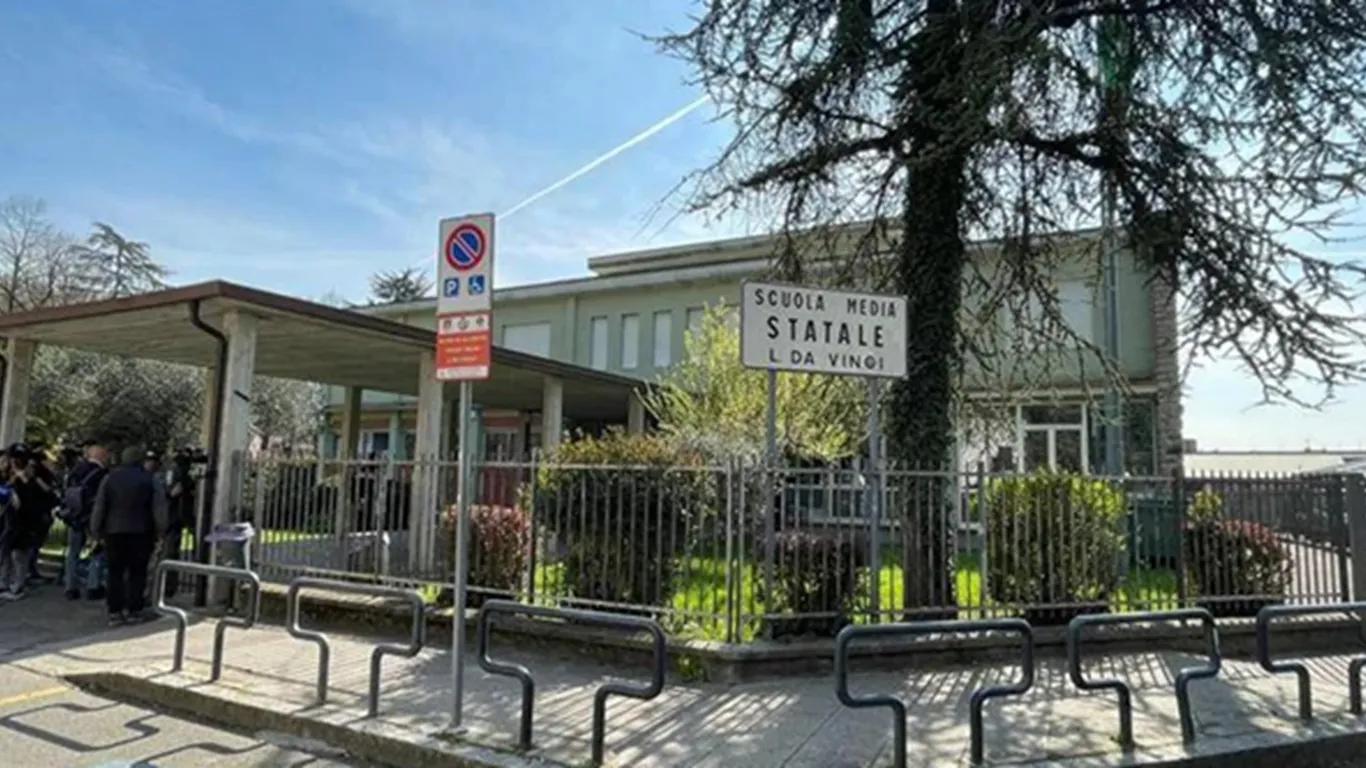 Bergamo, studente di 13 anni accoltella la prof a scuola: indossava maglietta con scritta 'vendetta'
