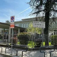 Bergamo, studente di 13 anni accoltella la prof a scuola: indossava maglietta con scritta 'vendetta'