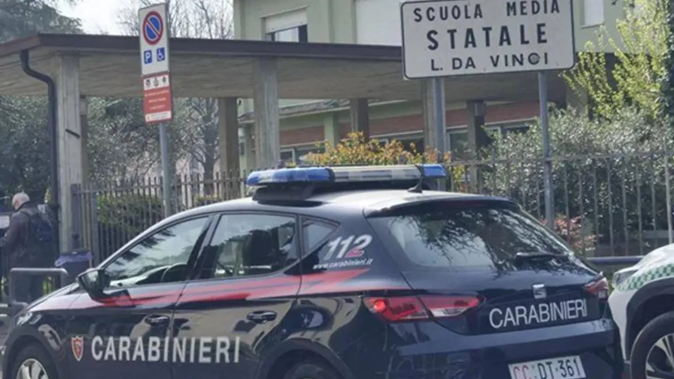 Professoressa accoltellata da 13enne: l'aggressione in diretta social e con la maglia 'vendetta'