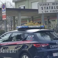 Professoressa accoltellata da 13enne: l'aggressione in diretta social e con la maglia 'vendetta'