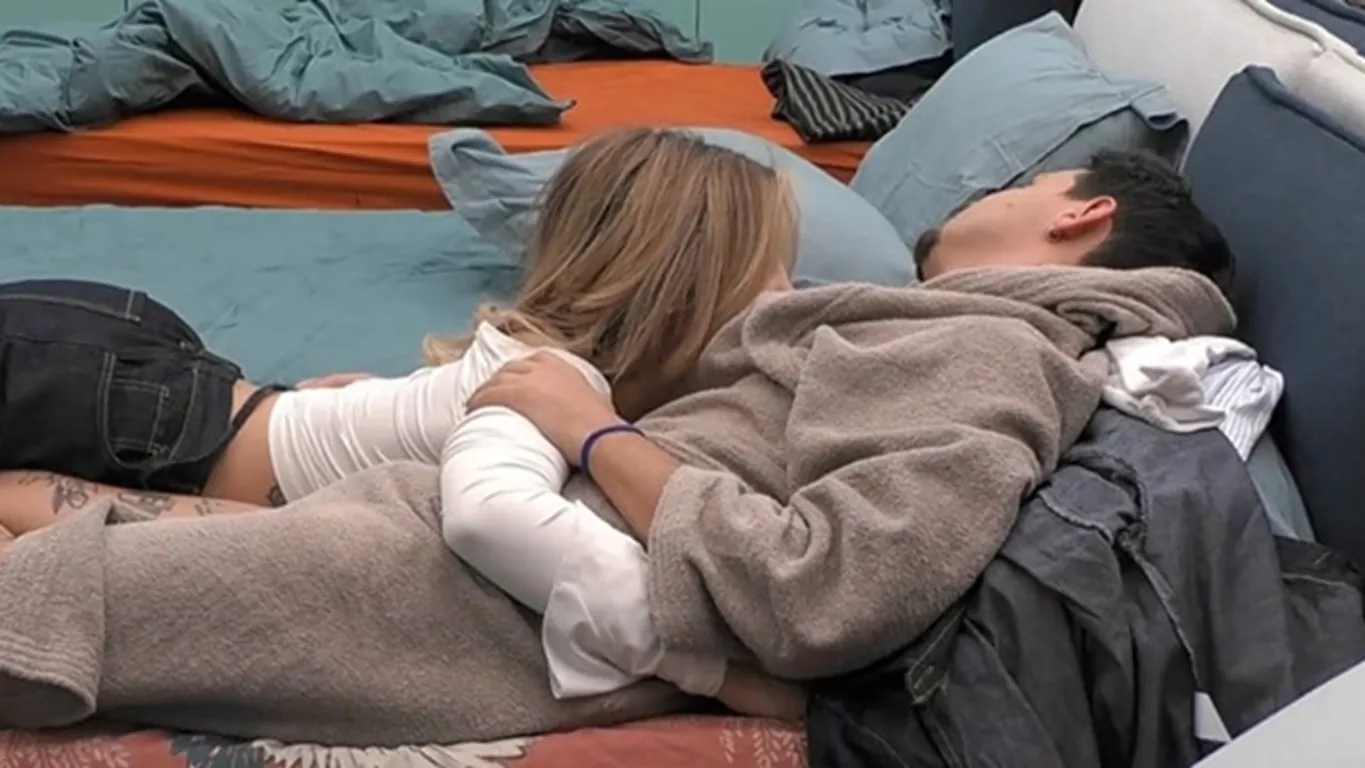 GF Vip, Lucia e Renato tra liti e passione: prima si scontrano, poi scatta di nuovo il bacio