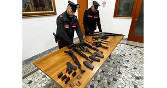 Torre Annunziata, arsenale da guerra in auto: arrestati in due nella notte