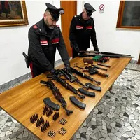 Torre Annunziata, arsenale da guerra in auto: arrestati in due nella notte