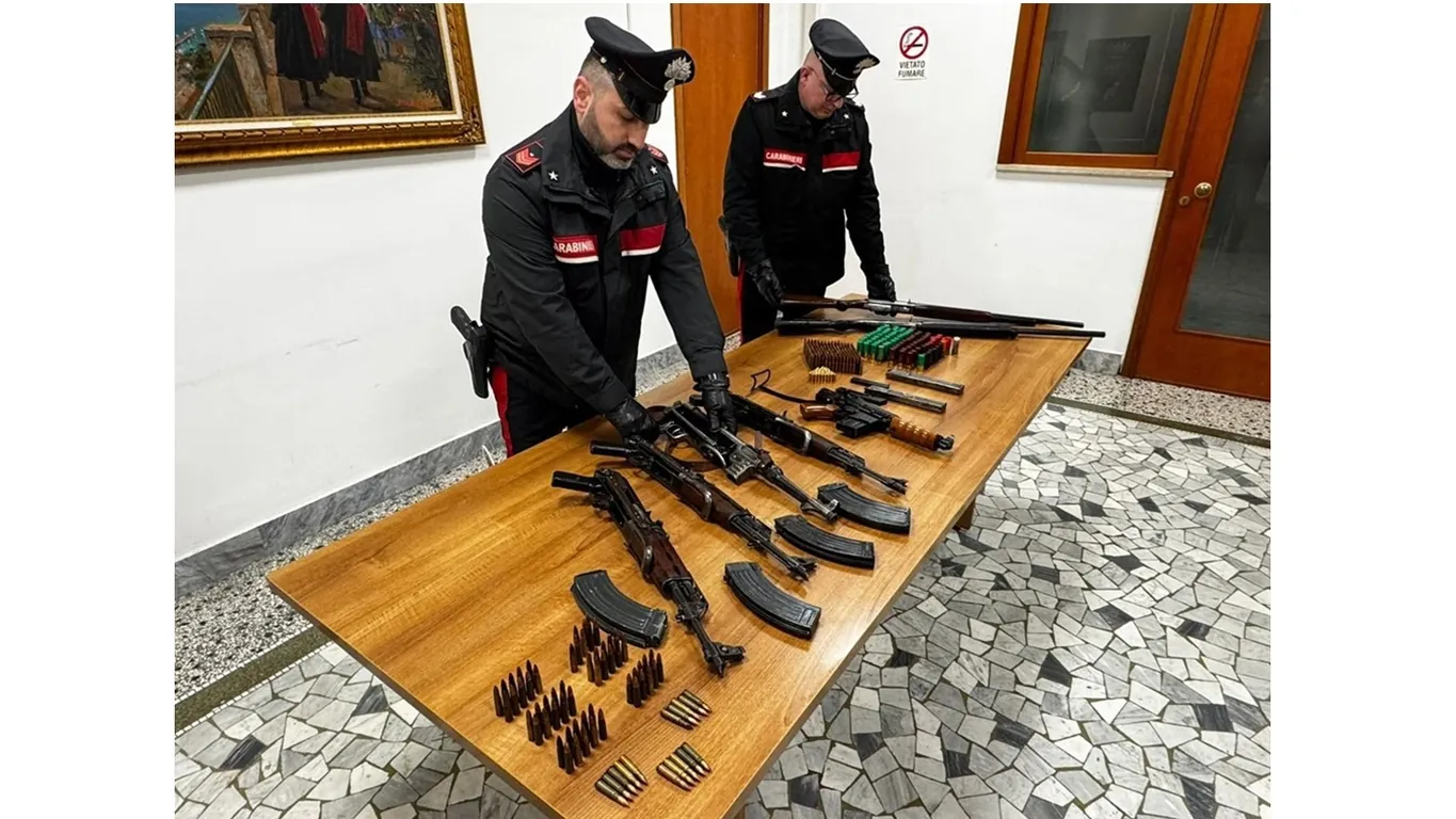 Torre Annunziata, arsenale da guerra in auto: arrestati in due nella notte