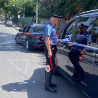 Costiera, targhe coperte con volantini per sfuggire ai controlli: denunciata 47enne