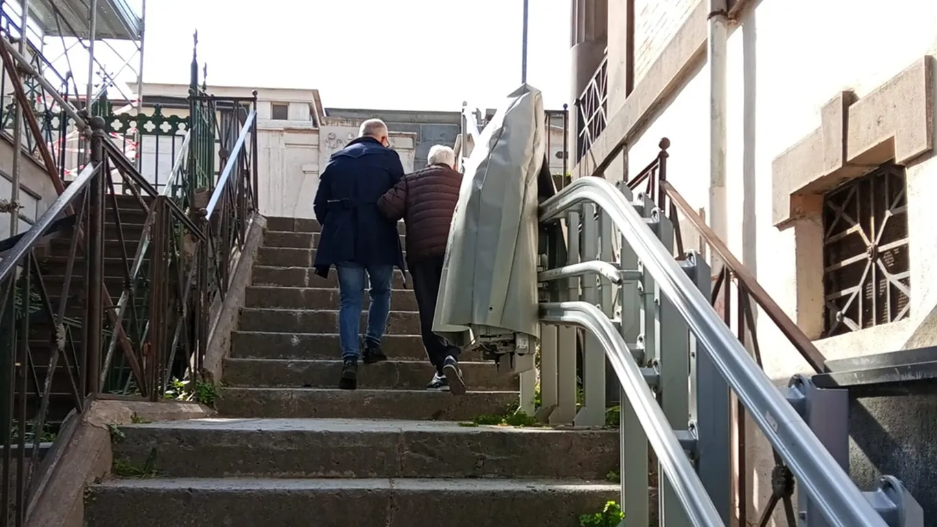 Torre del Greco, cimitero nel degrado: proteste dei cittadini durante la Domenica delle Palme
