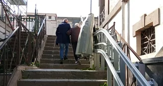 Torre del Greco, cimitero nel degrado: proteste dei cittadini durante la Domenica delle Palme