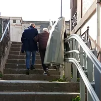 Torre del Greco, cimitero nel degrado: proteste dei cittadini durante la Domenica delle Palme