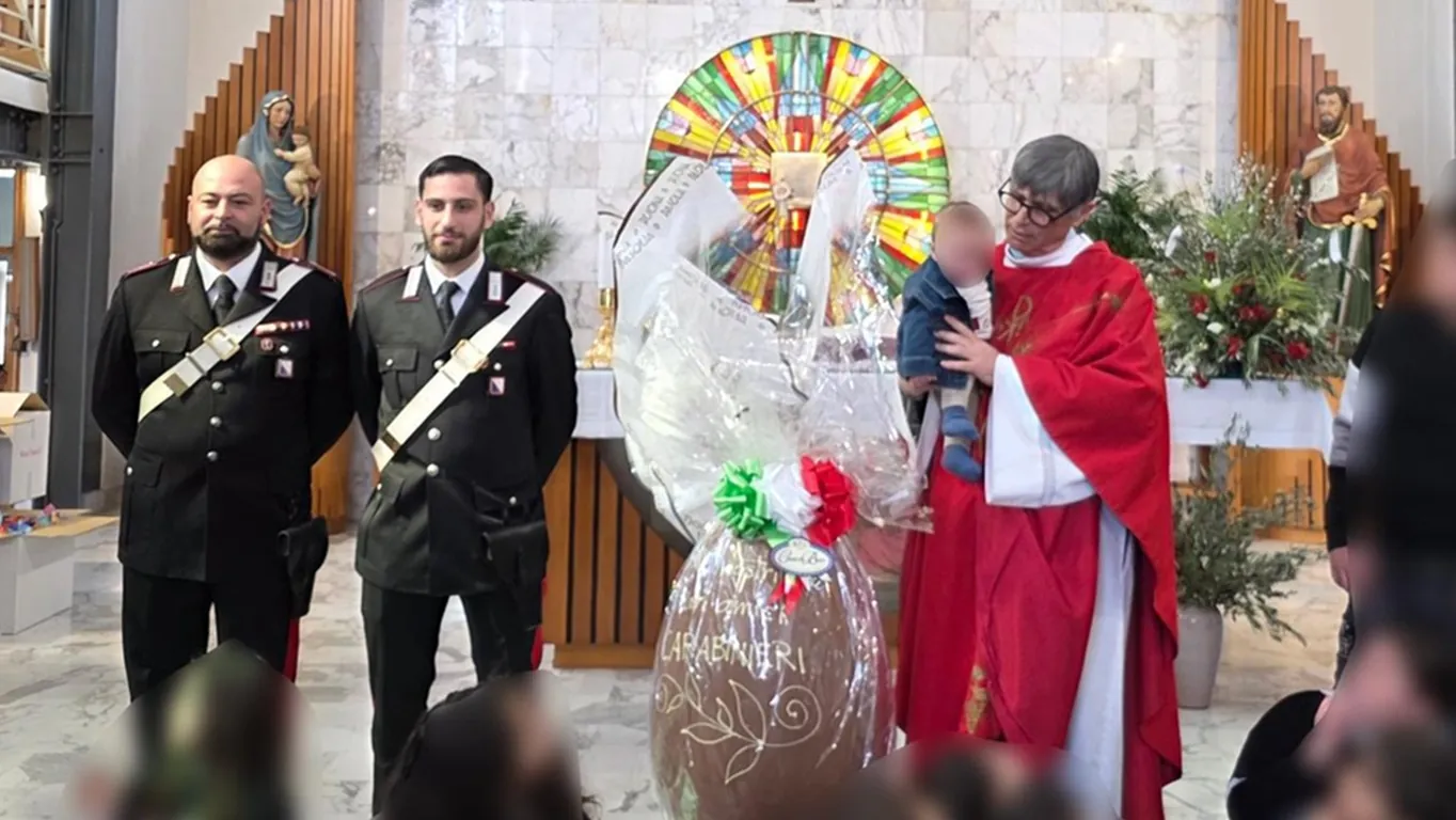 Caivano, i bambini del Parco Verde donano un uovo di Pasqua ai carabinieri