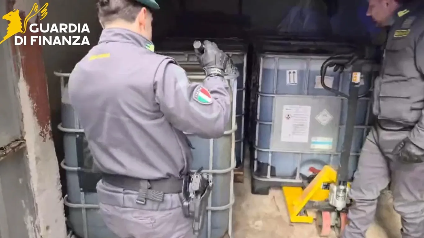 Napoli, sequestrati 5mila litri di gasolio di contrabbando