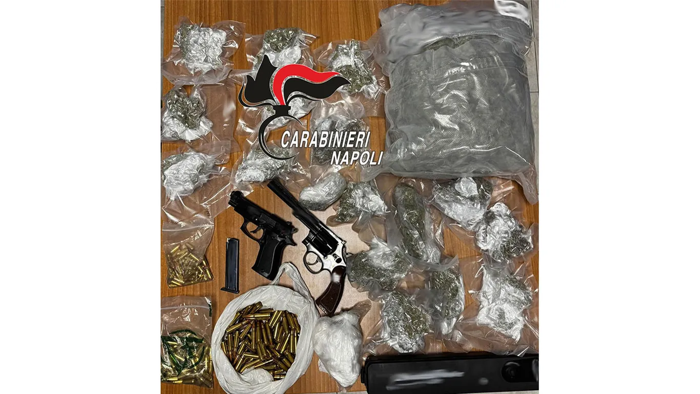 Armi e droga nascoste in un palazzo: maxi sequestro dei carabinieri a Boscoreale