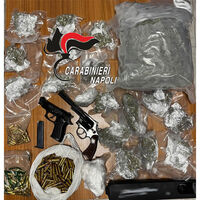 Armi e droga nascoste in un palazzo: maxi sequestro dei carabinieri a Boscoreale