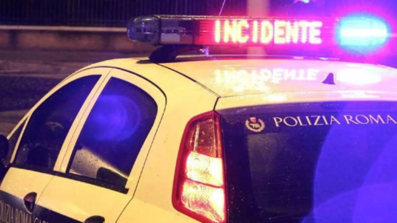 Roma, scontro fra due auto in via Tuscolana: 2 morti e due bimbi estratti da lamiere