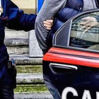 Aggredisce l'ex moglie per soldi e droga: arrestato 48enne