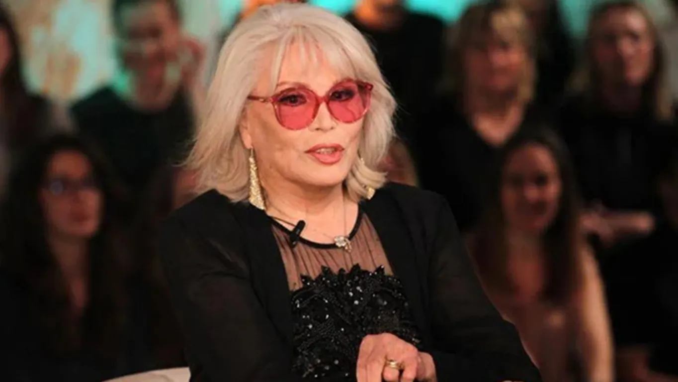 Amanda Lear a Belve: "Dalì era impotente, Bowie? Faceva un po' schifo..."