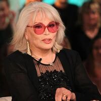 Amanda Lear a Belve: "Dalì era impotente, Bowie? Faceva un po' schifo..."