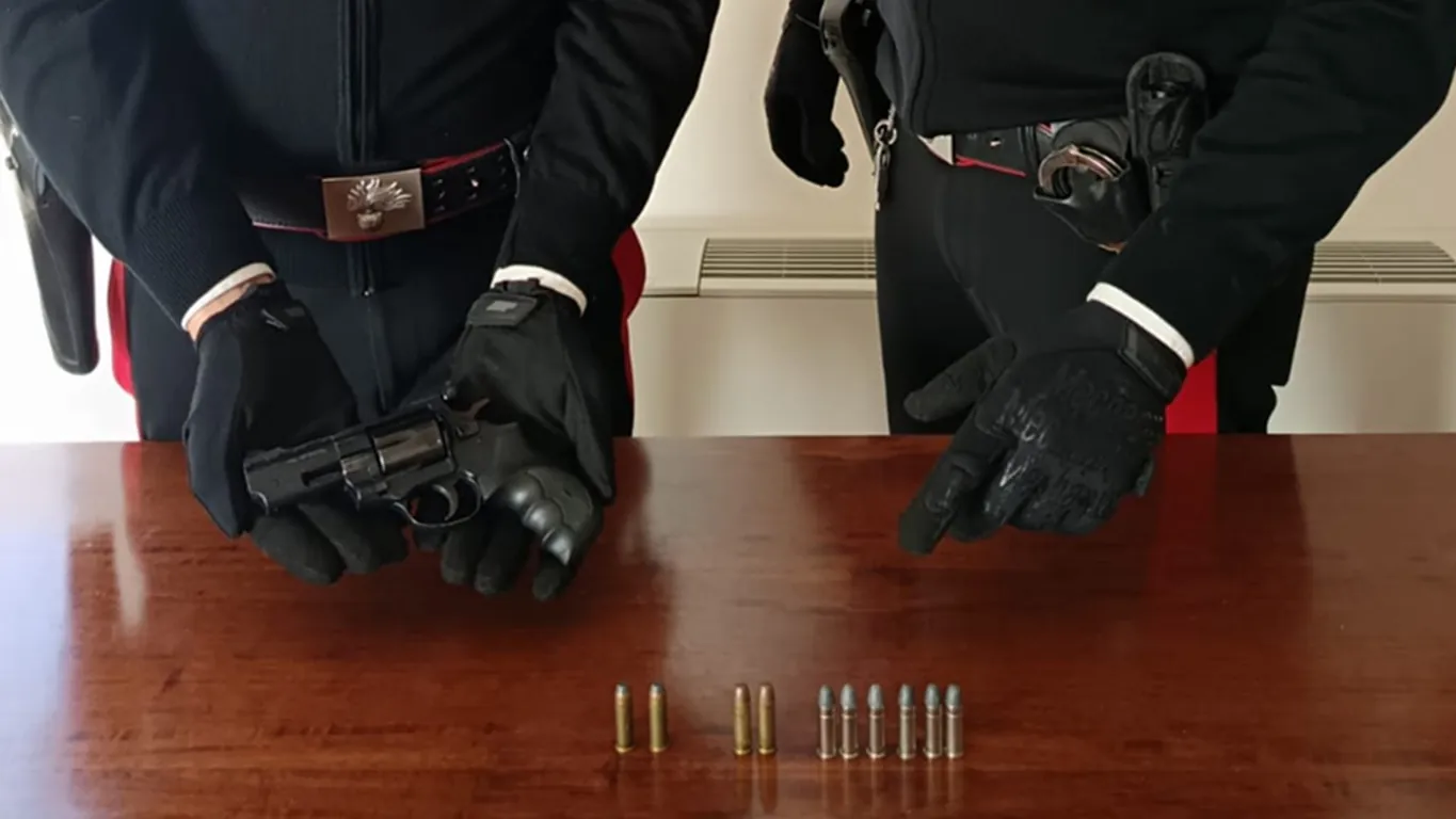 Ercolano, pistola clandestina in auto: arrestato 54enne grazie al cane Rio