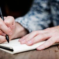 Parkinson, segnali precoci della malattia e come proteggere la salute del cervello: 10 cose da sapere