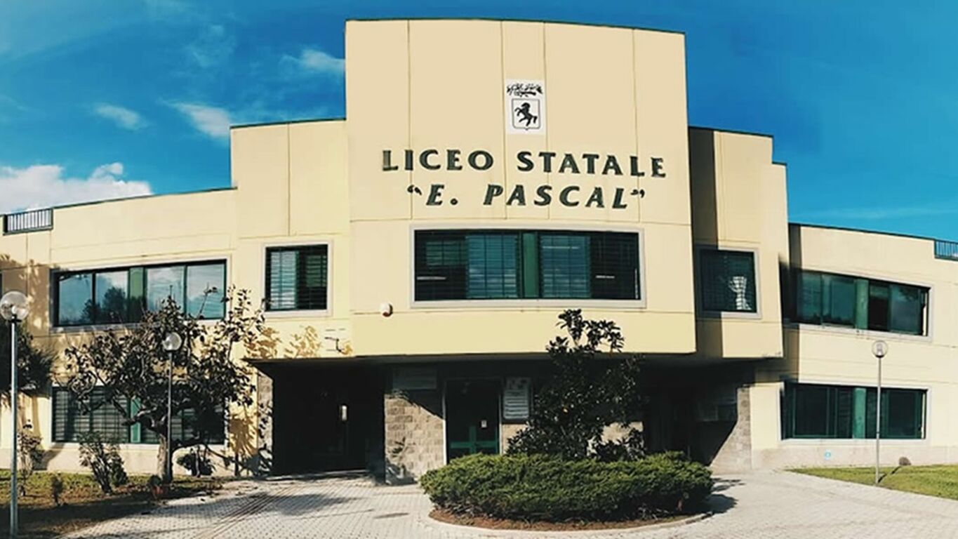 Allarme bomba al Liceo “Ernesto Pascal” di Pompei: falso allarme, studenti evacuati per precauzione