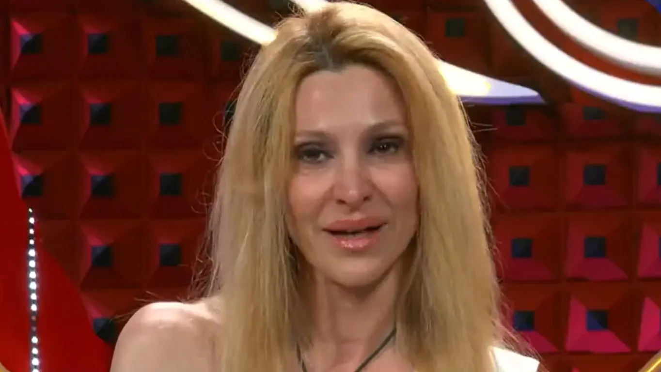 GF Vip, Adriana Volpe in crisi: si chiude in bagno e poi si rivolge al pubblico: "Eliminatemi"