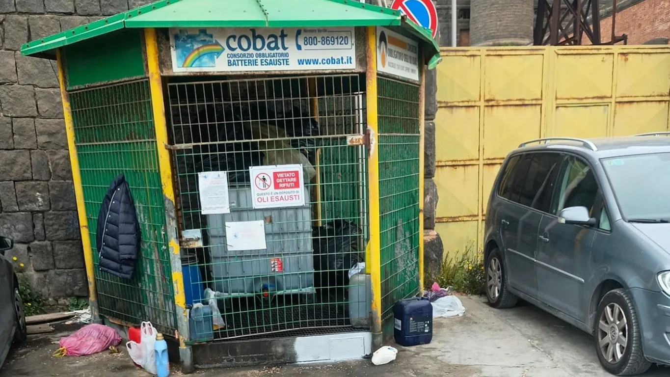 Torre del Greco, punto di raccolta di oli e batterie esauste: allarme rifiuti pericolosi