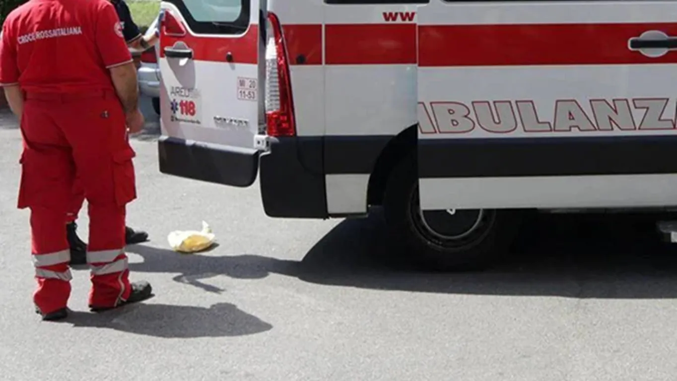 Puglia, pino cade per il forte vento: 12enne muore schiacciata a Bisceglie. Un morto anche a Taranto